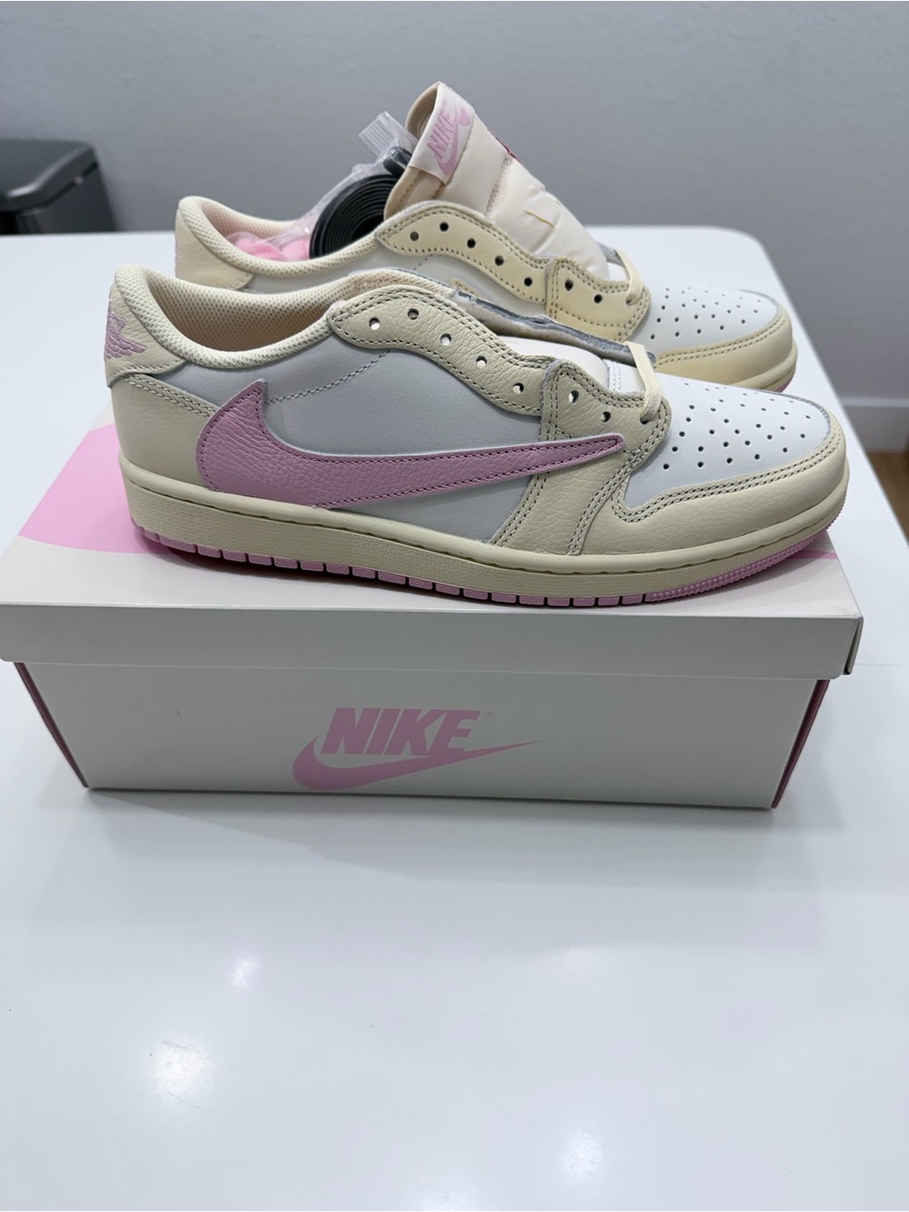 Travis Scott Jordan 1 lows - Shy Pink